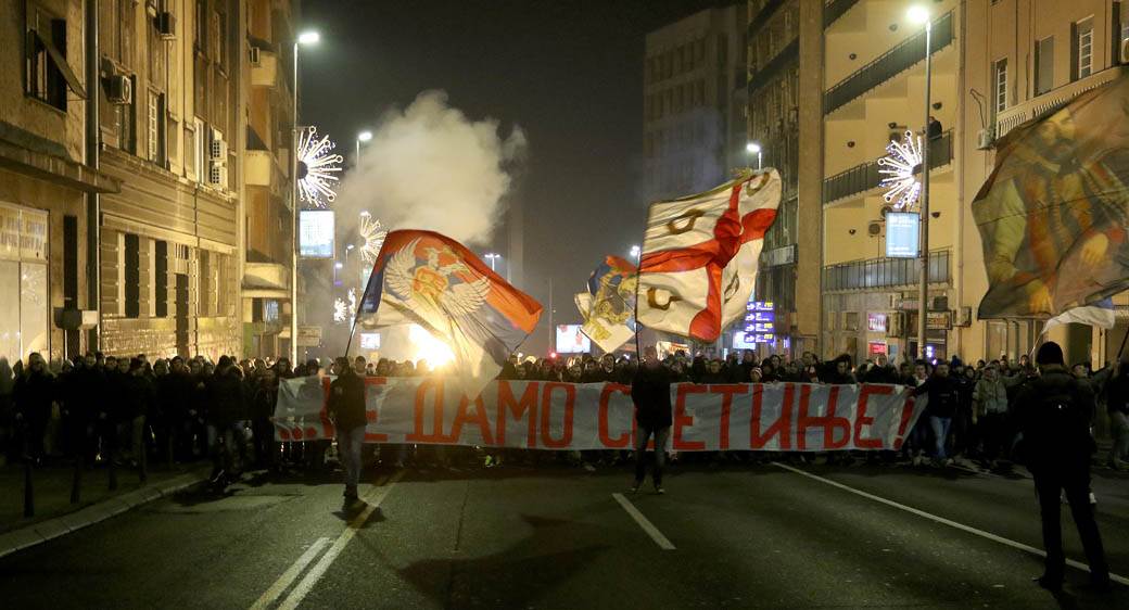 Protest navijača Crvene zvezde ispred ambasad Crne gore FOTOGRAFIJE