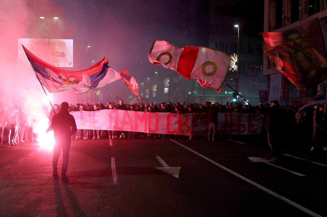 Protest navijača Crvene zvezde ispred ambasad Crne gore FOTOGRAFIJE