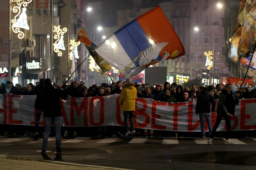 Protest navijača Crvene zvezde ispred ambasad Crne gore FOTOGRAFIJE