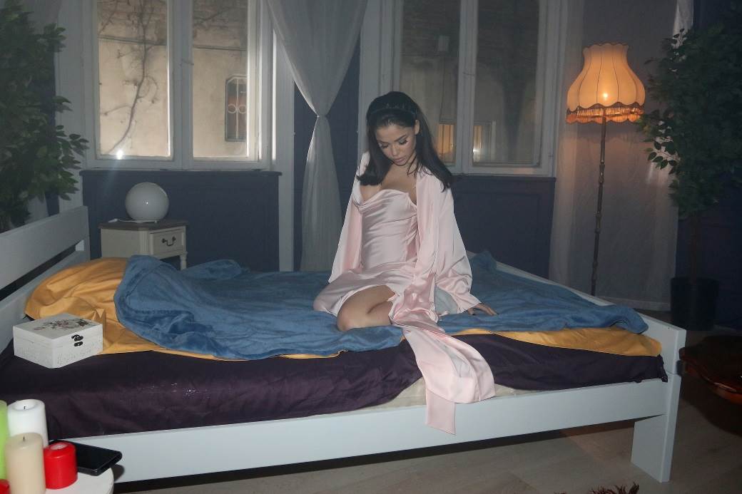 Aleksandra Mladenović u donjem vešu