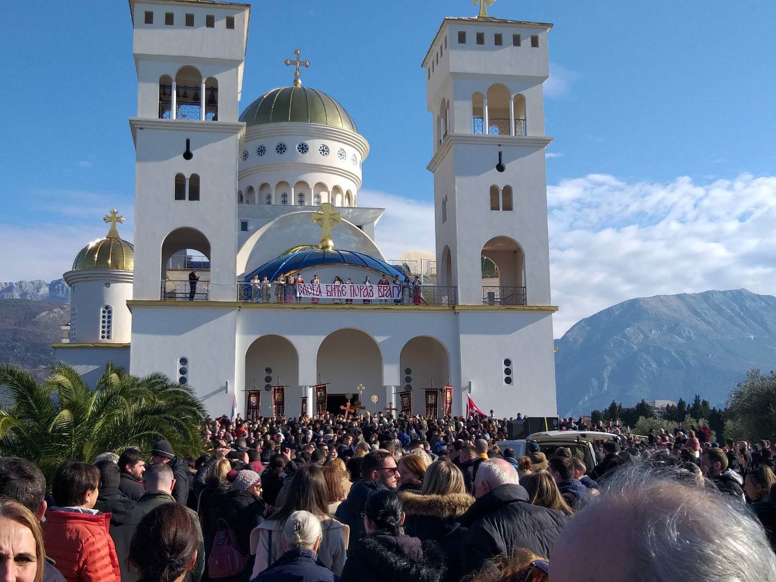 Litija ulicama Bara više hiljada ljudi na protestu u Baru