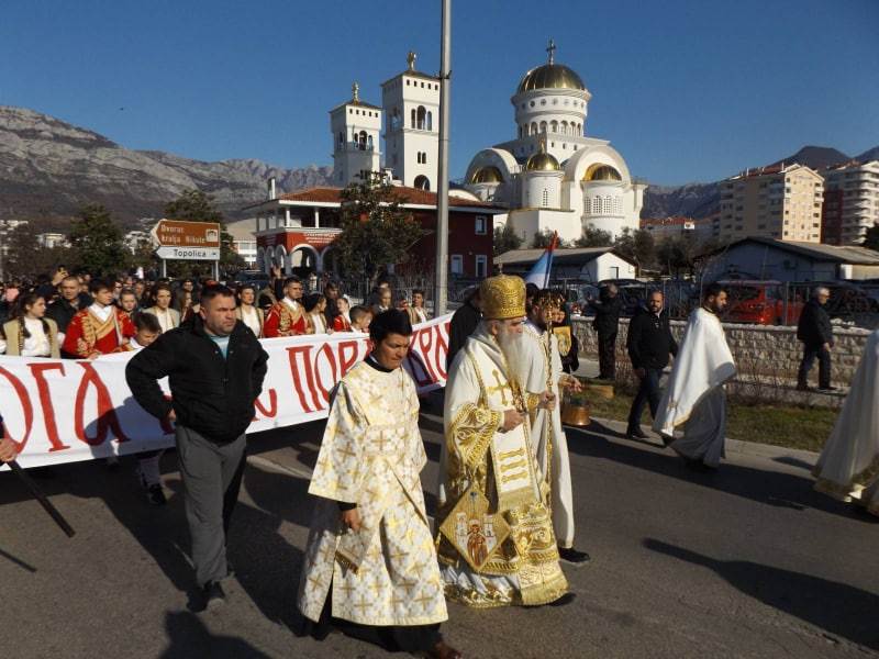 Litija ulicama Bara više hiljada ljudi na protestu u Baru