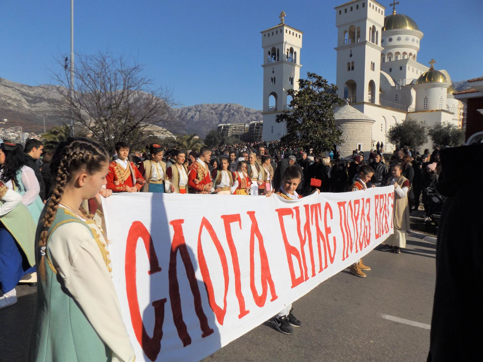 Litija ulicama Bara više hiljada ljudi na protestu u Baru