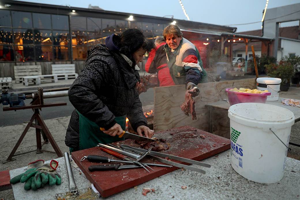 Vo na ražnju za Srpsku novu godinu 2020 FOTOGRAFIJE