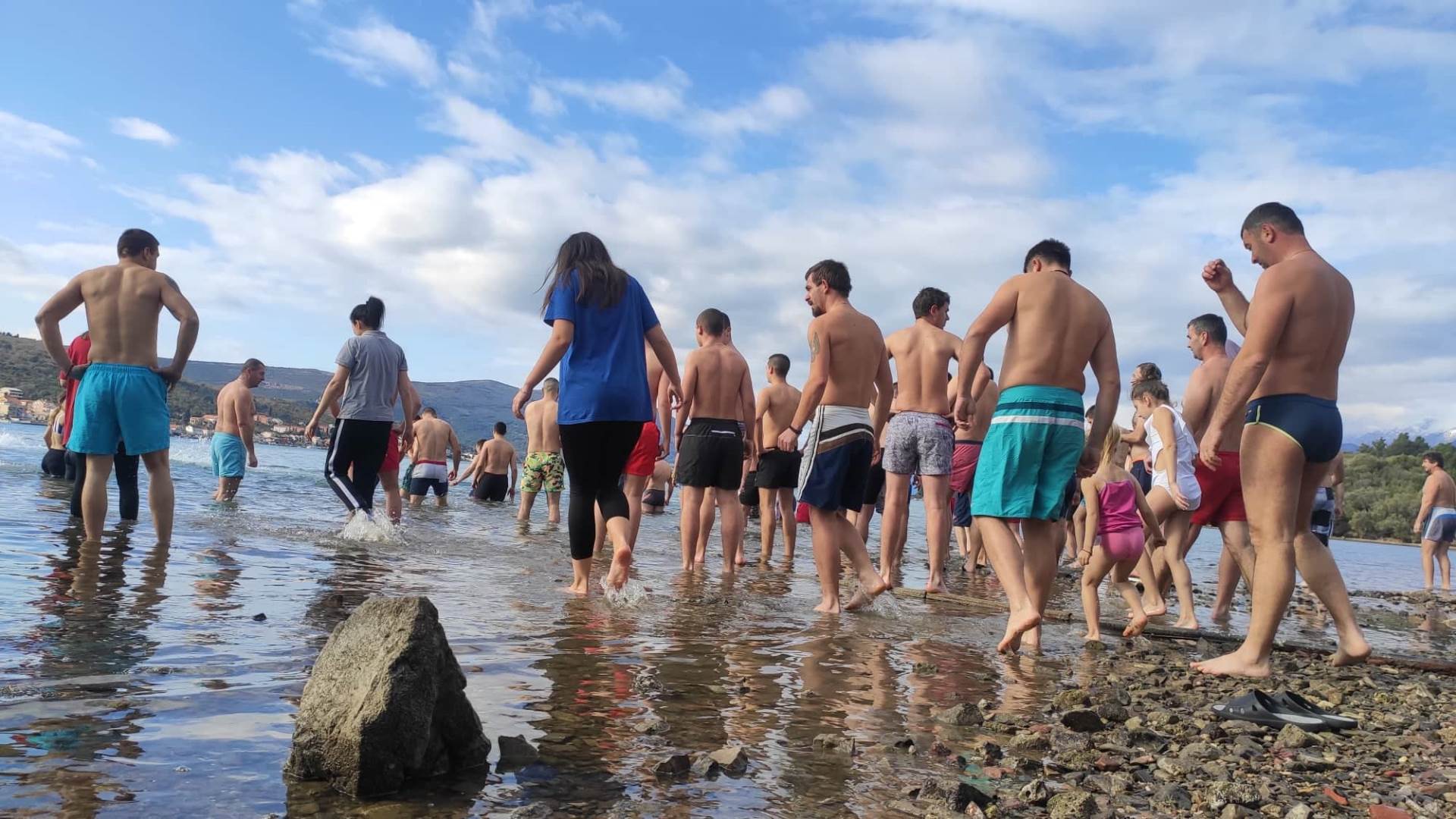 Plivanje za krst bogojavljensko plivanje u Tivtu