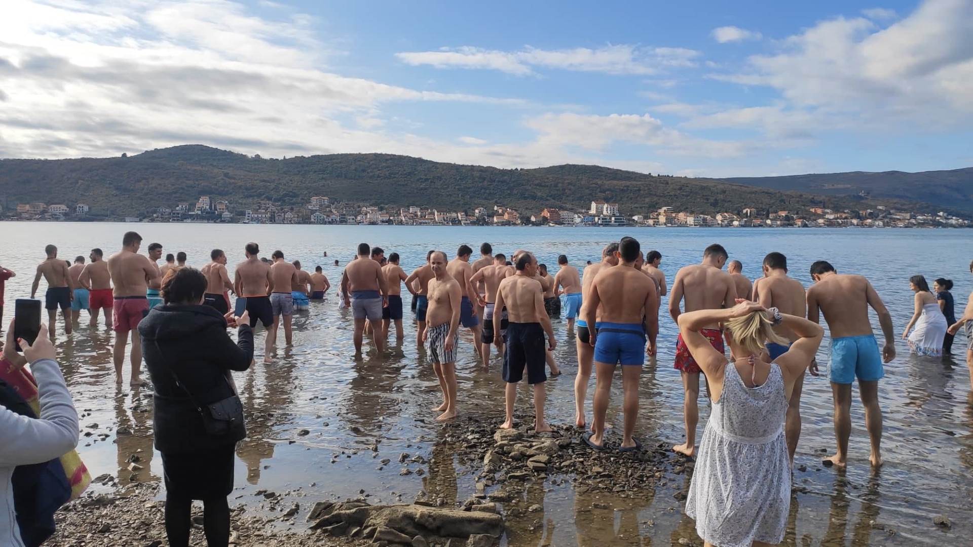 Plivanje za krst bogojavljensko plivanje u Tivtu