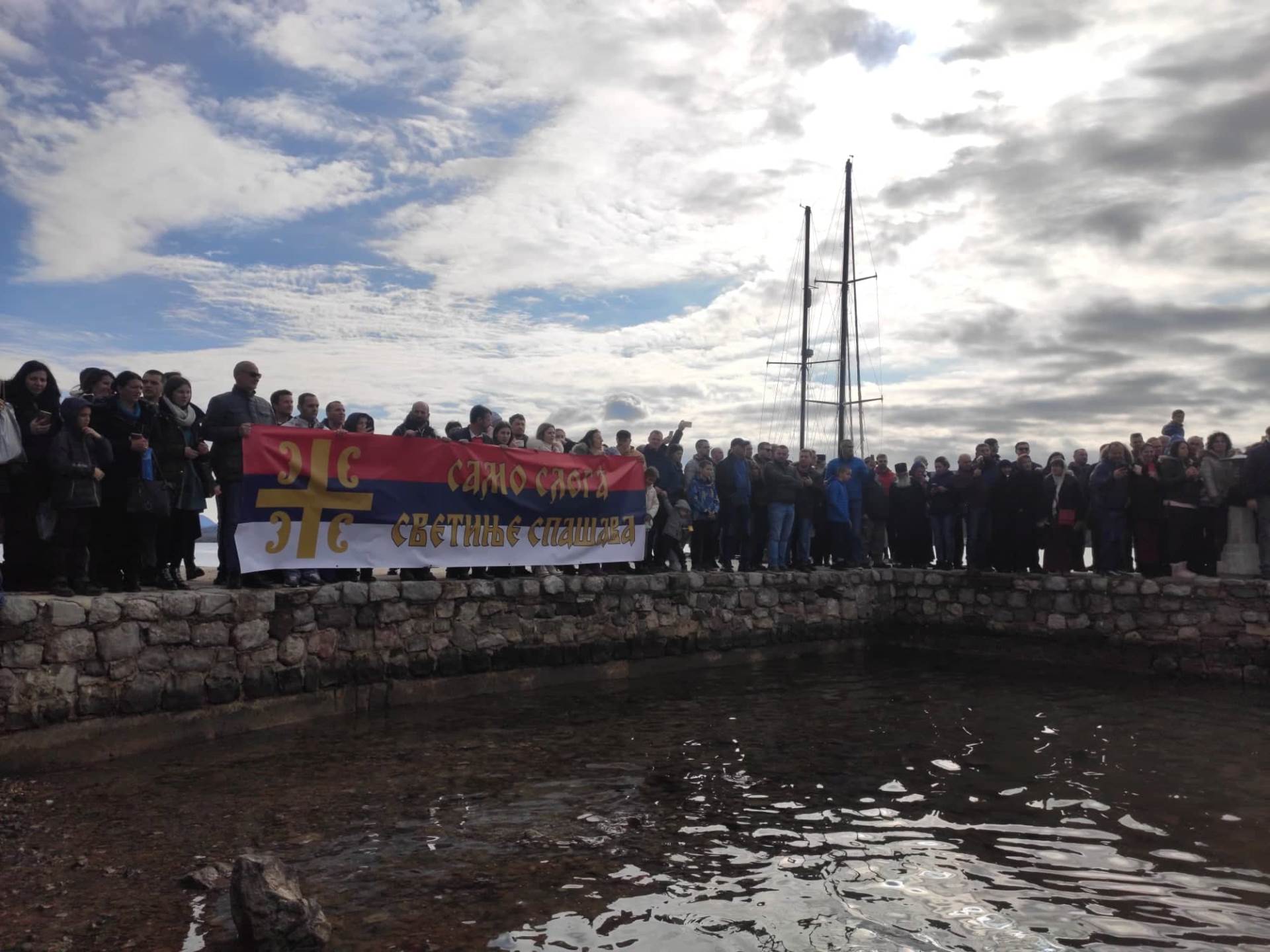 Plivanje za krst bogojavljensko plivanje u Tivtu