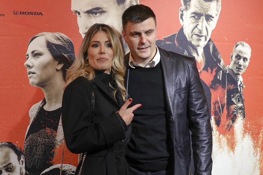 Vuk Kostić u vikendici ima životinjsko krzno razbesneo javnost