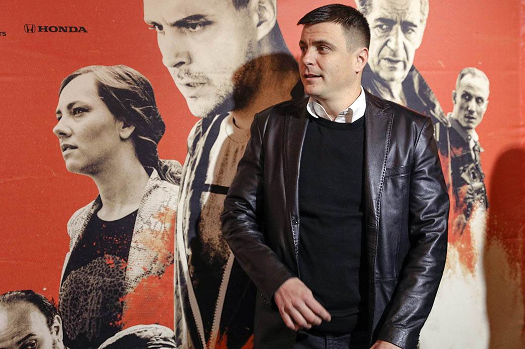 Vuk Kostić u vikendici ima životinjsko krzno razbesneo javnost