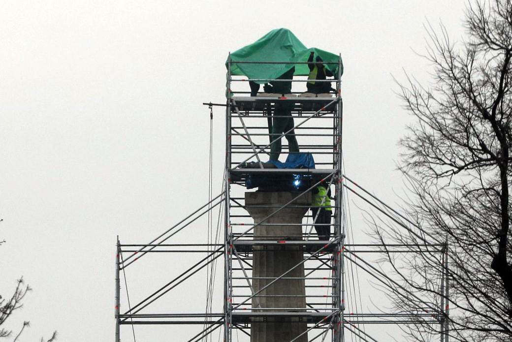 "Pobednik" ostaje nakrivljen