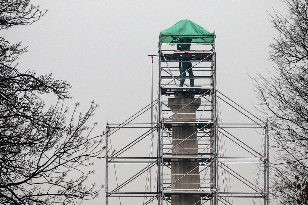 "Pobednik" ostaje nakrivljen
