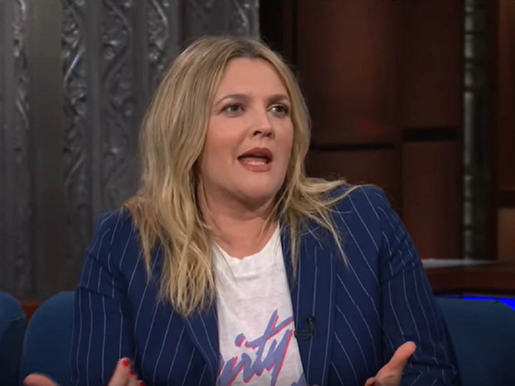 Dru Barimor drži i mazi ruku Opre Vinfri