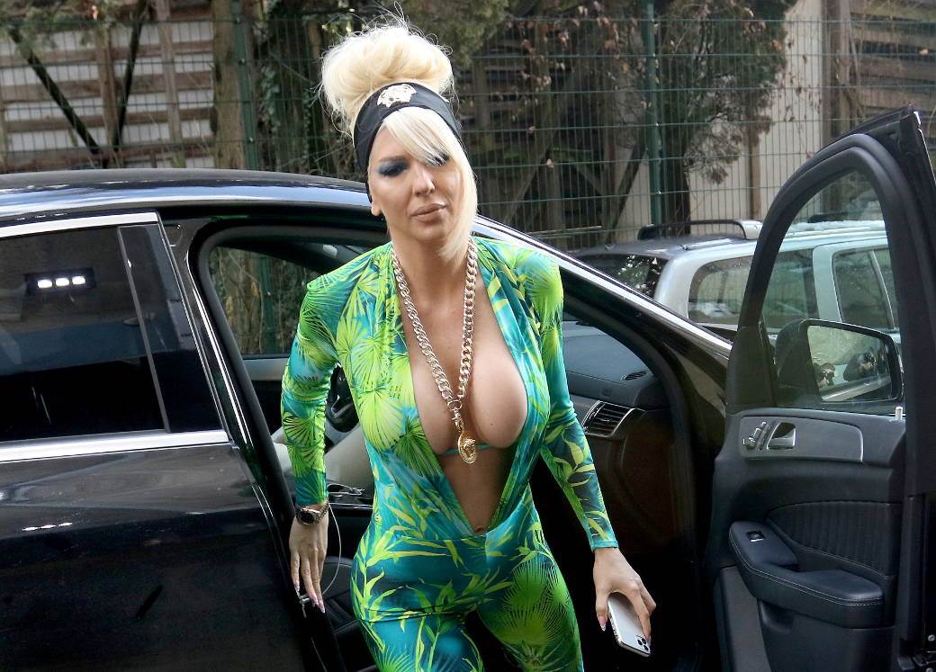 Jelena Karleuša dekolte kao Dženifer Lopez Versaće haljina