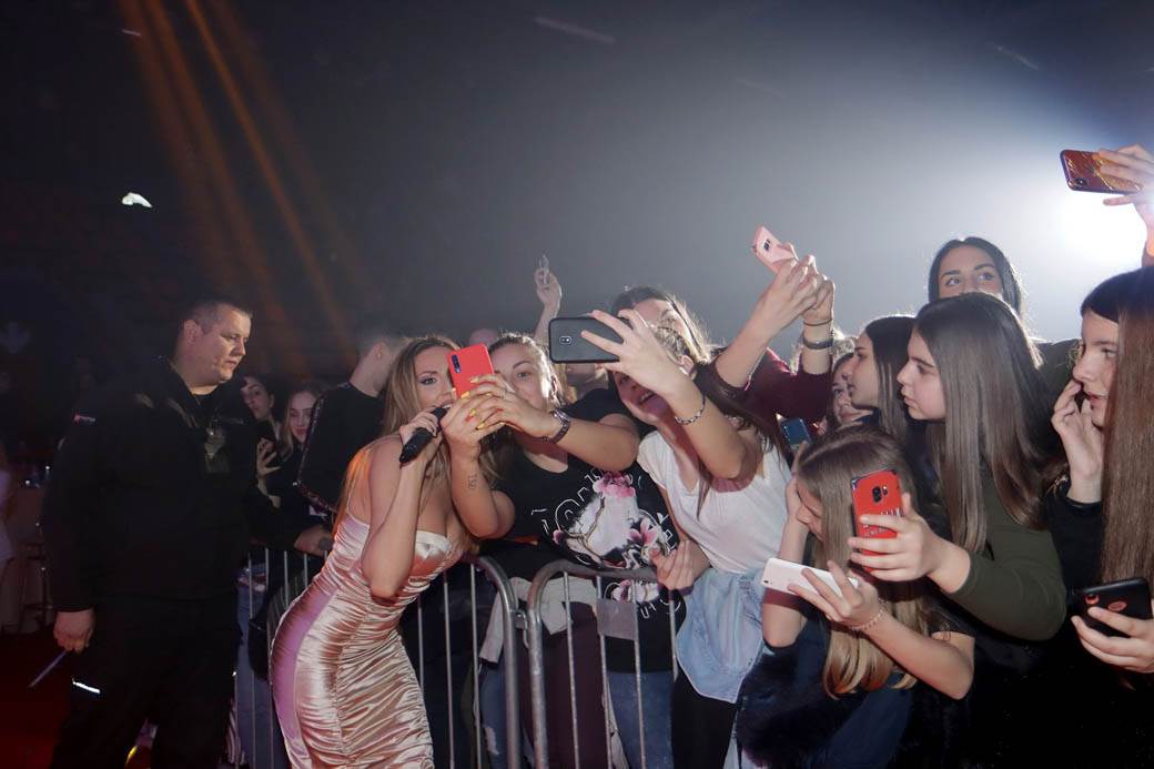 Oskar popularnosti, Sara Jo i Rada Manojlović u Banjaluci, fotografije