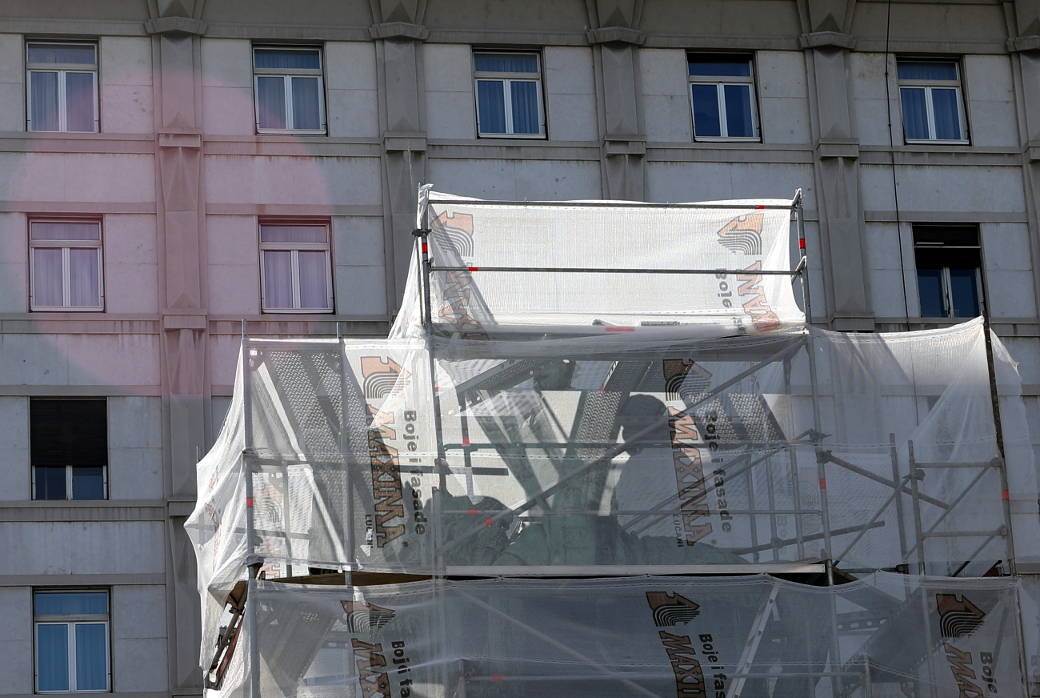 Rekonstrukcija spomenika KNEZA MIHAILA na Trgu Republike trajaće do prvog maja!FOTOGRAFIJE