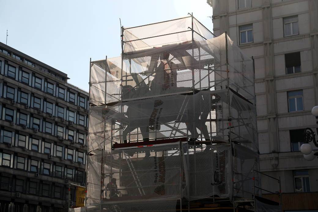 Rekonstrukcija spomenika KNEZA MIHAILA na Trgu Republike trajaće do prvog maja!FOTOGRAFIJE