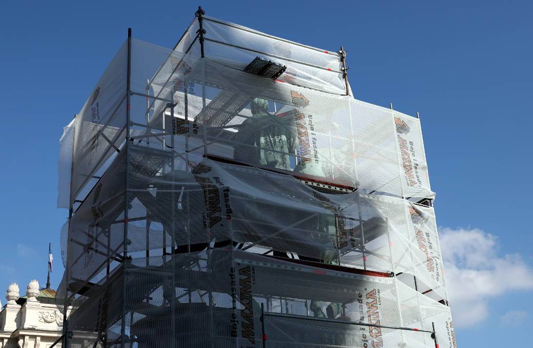 Rekonstrukcija spomenika KNEZA MIHAILA na Trgu Republike trajaće do prvog maja!FOTOGRAFIJE