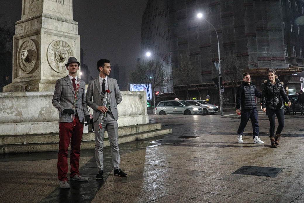 Dva momka dele ruže devojkama za 8. mart na Terazijama! FOTOGRAFIJE