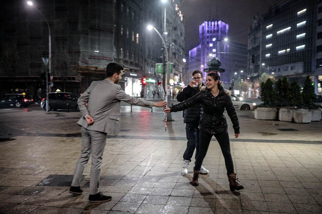 Dva momka dele ruže devojkama za 8. mart na Terazijama! FOTOGRAFIJE