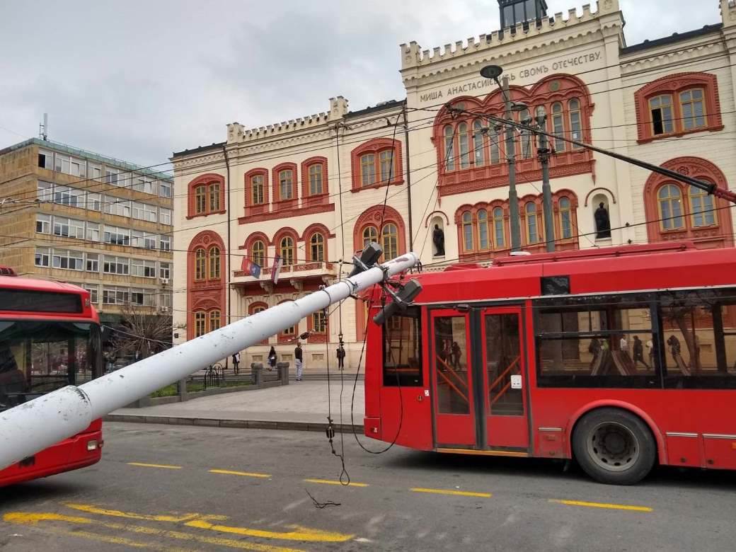 Trolejbusi ne rade na Studentskom trgu pala bandera