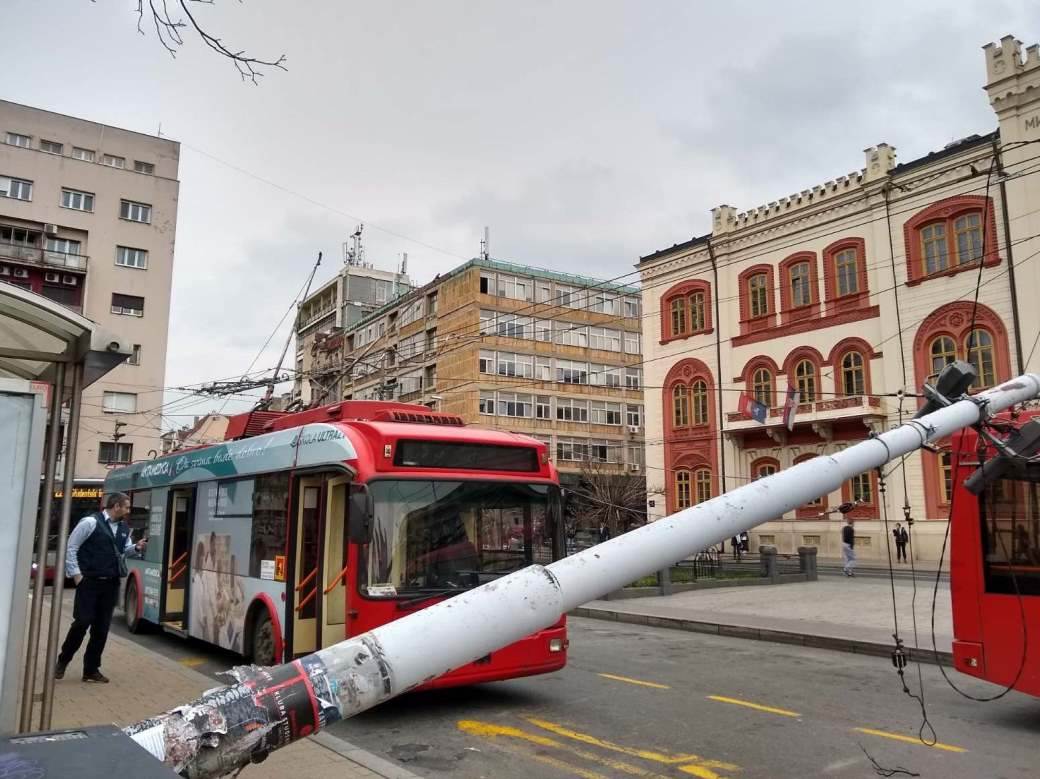 Trolejbusi ne rade na Studentskom trgu pala bandera