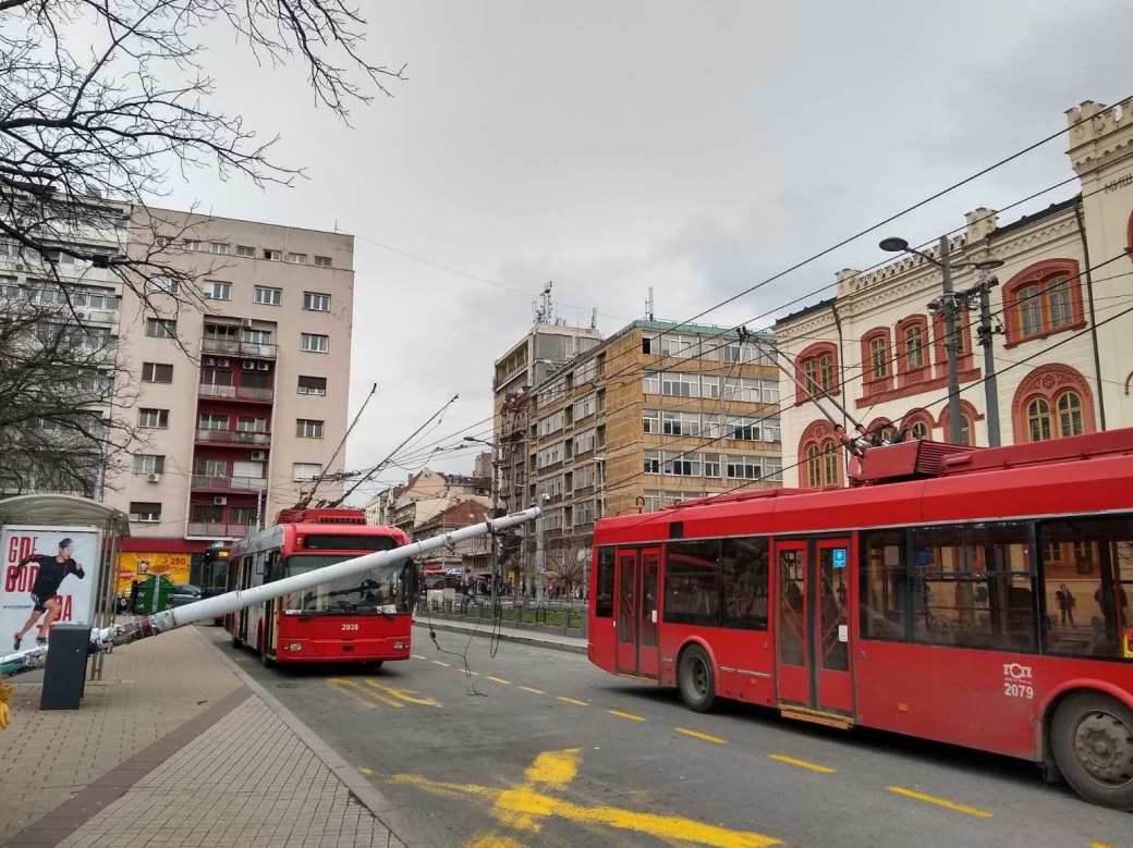 Trolejbusi ne rade na Studentskom trgu pala bandera