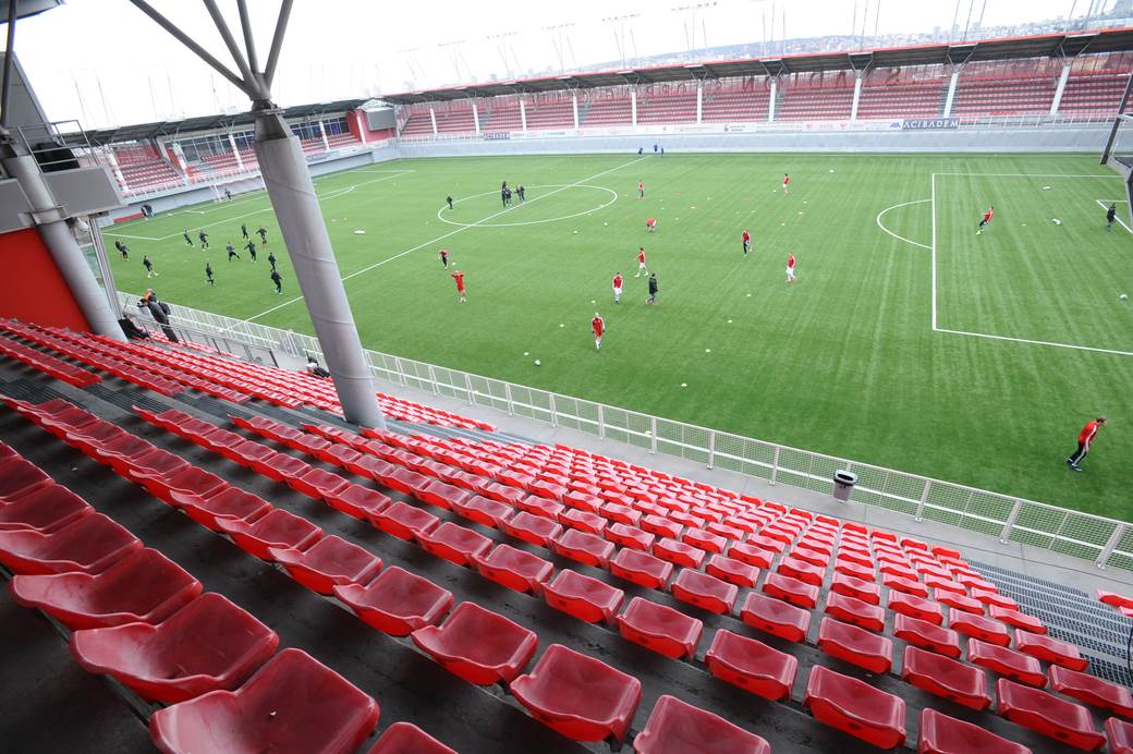 Crvena zvezd a- Napredak: ZVEZDIN rodjendan u senci korona virusa! Prazne tribine na Rajku FOTO