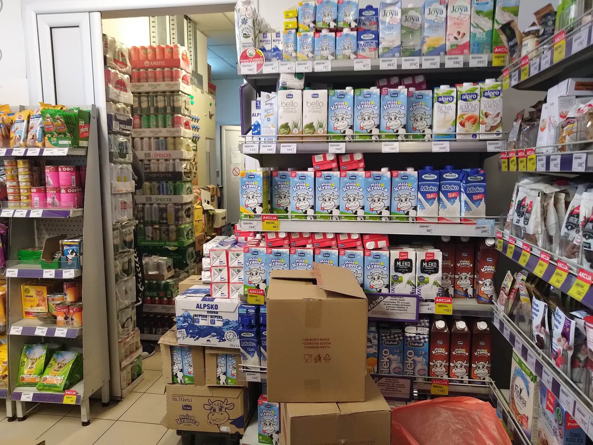 Korona virus - Prodavnice prehrambene robe na Zapadu prazne, kod nas pune