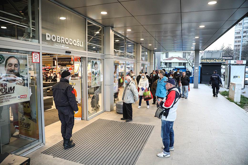 Radno vreme prodavnica: Penzioneri radnje otvorene do 7h većina nije stigla na red za kupovinu! FOTO