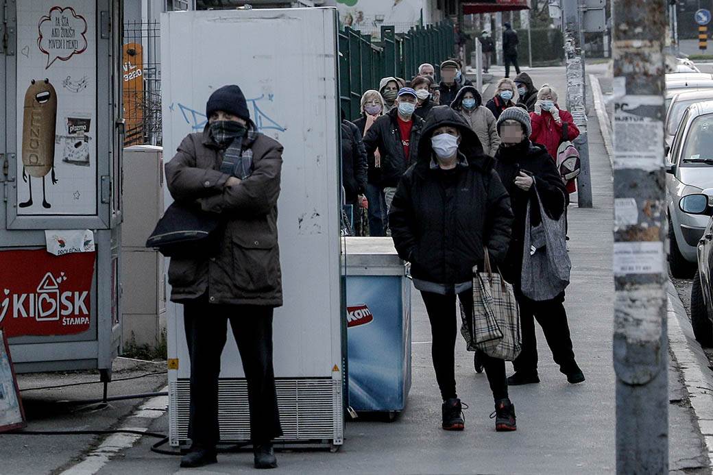 Radno vreme prodavnica: Penzioneri radnje otvorene do 7h većina nije stigla na red za kupovinu! FOTO