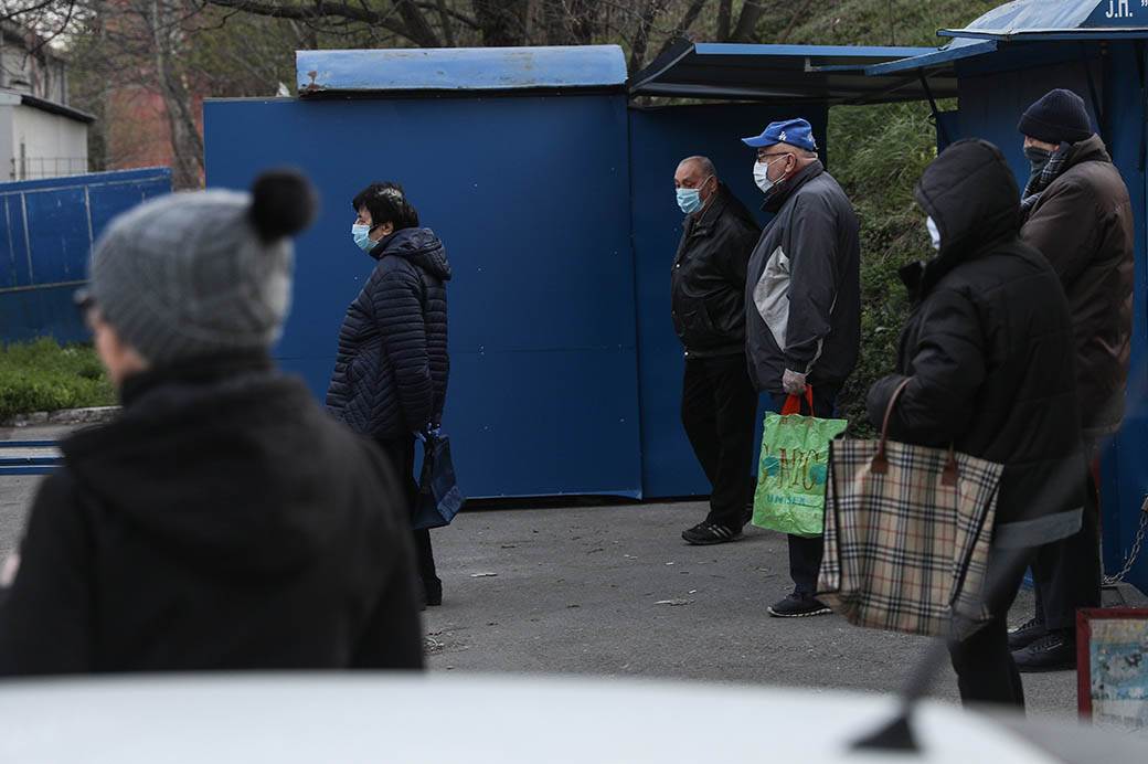 Radno vreme prodavnica: Penzioneri radnje otvorene do 7h većina nije stigla na red za kupovinu! FOTO