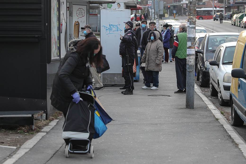 Radno vreme prodavnica: Penzioneri radnje otvorene do 7h većina nije stigla na red za kupovinu! FOTO