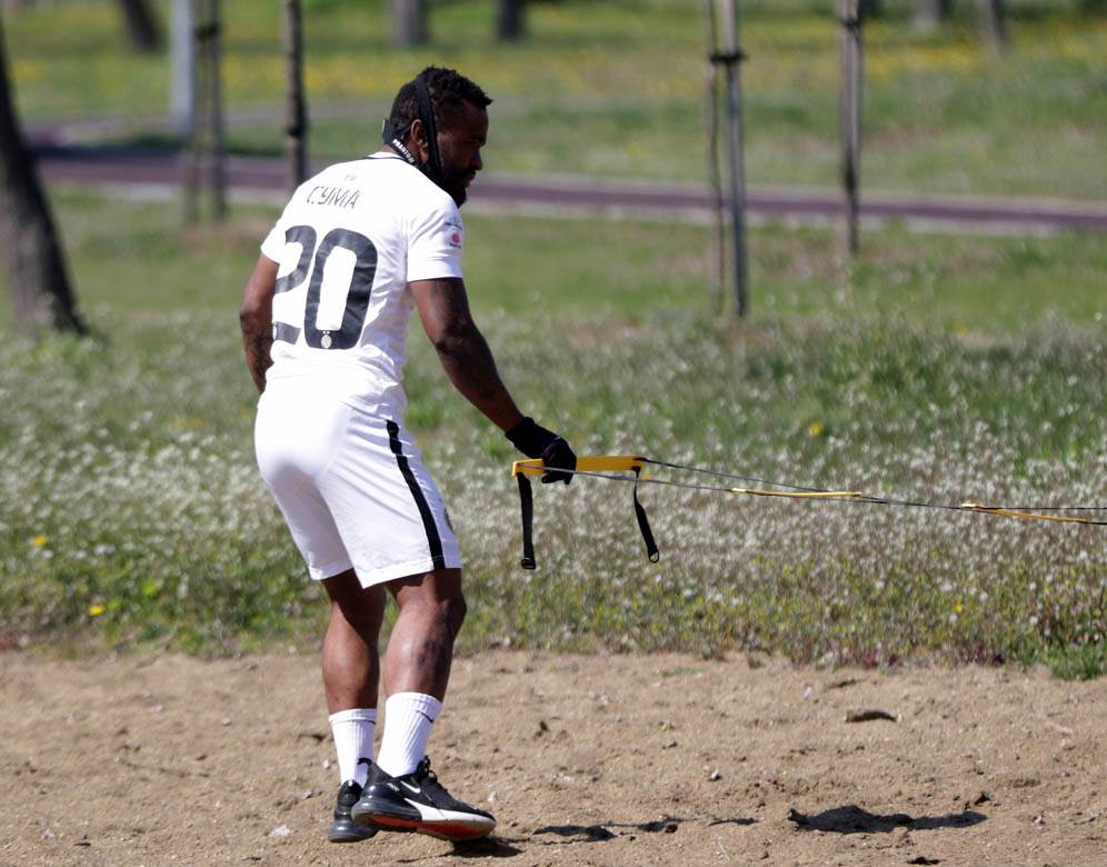 Fudbaler Partizana Sejduba Suma trenira napolju za vreme vanrednog stanjaFOTO