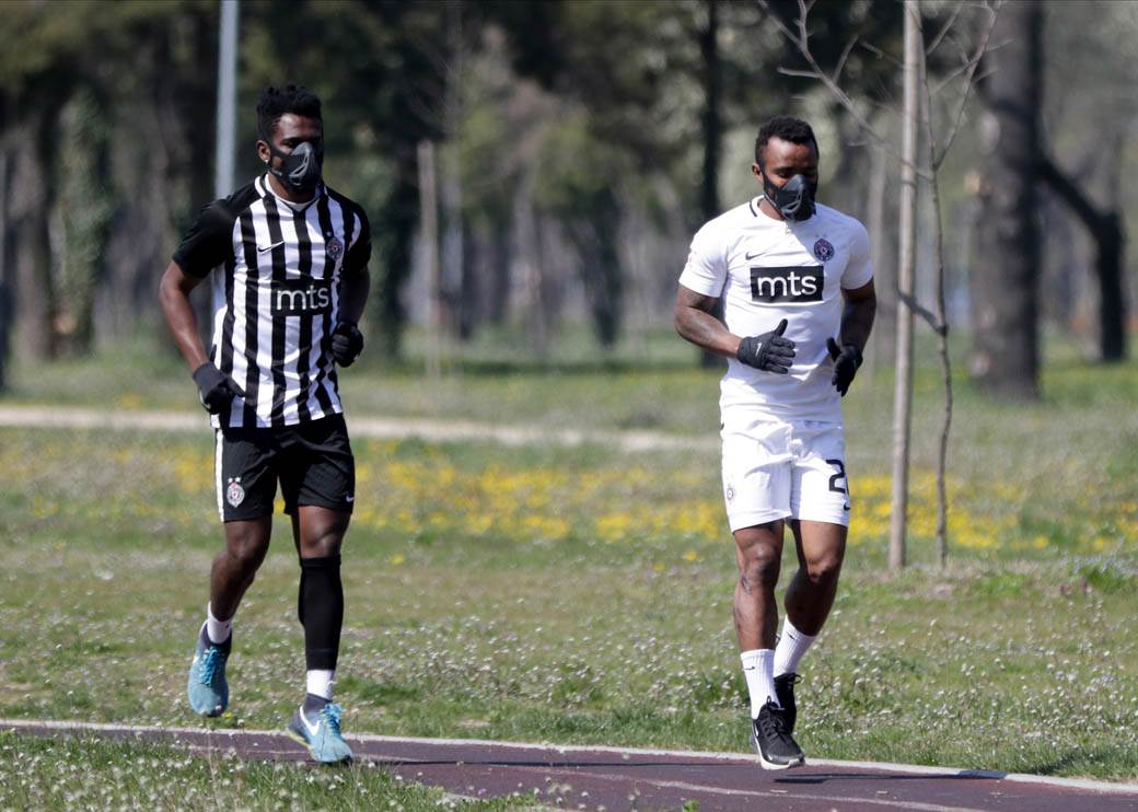 Fudbaler Partizana Sejduba Suma trenira napolju za vreme vanrednog stanjaFOTO