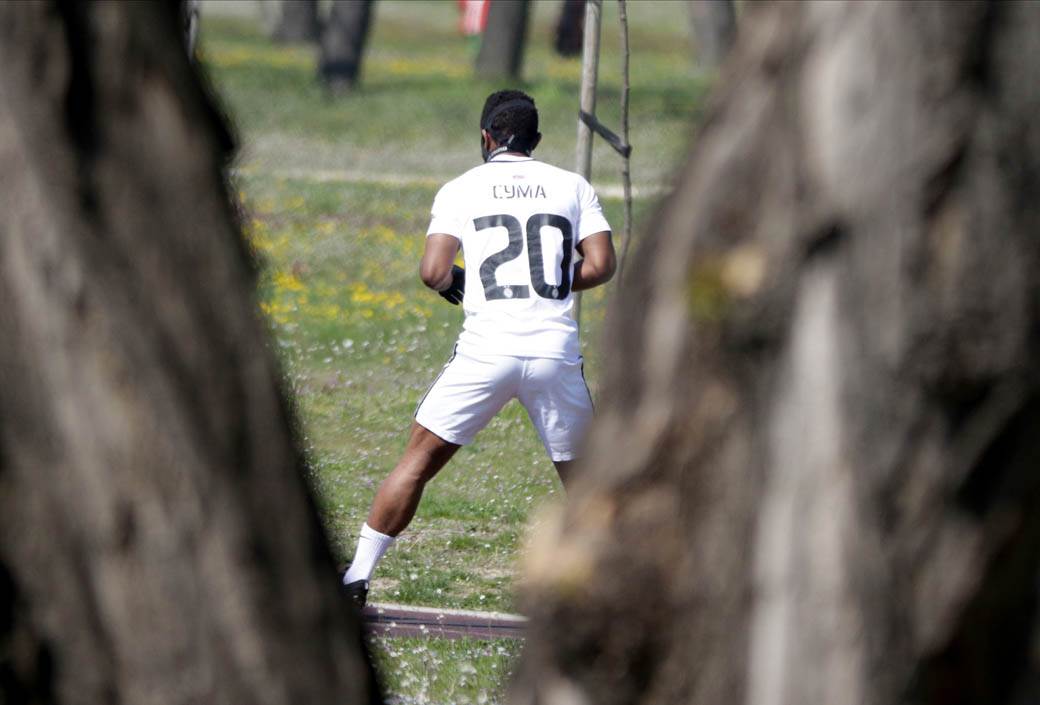 Fudbaler Partizana Sejduba Suma trenira napolju za vreme vanrednog stanjaFOTO