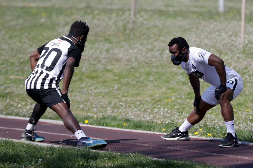 Fudbaler Partizana Sejduba Suma trenira napolju za vreme vanrednog stanjaFOTO