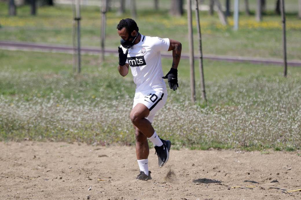 Fudbaler Partizana Sejduba Suma trenira napolju za vreme vanrednog stanjaFOTO