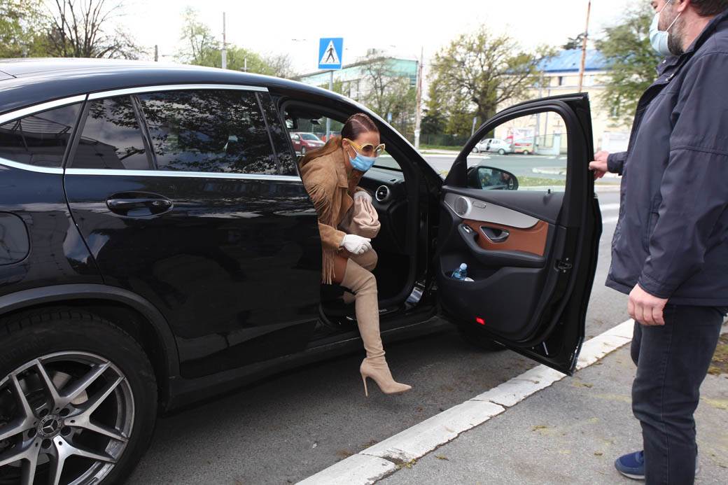 Ana Nikolić dekolte i minić, ali nosi zaštitnu masku FOTO