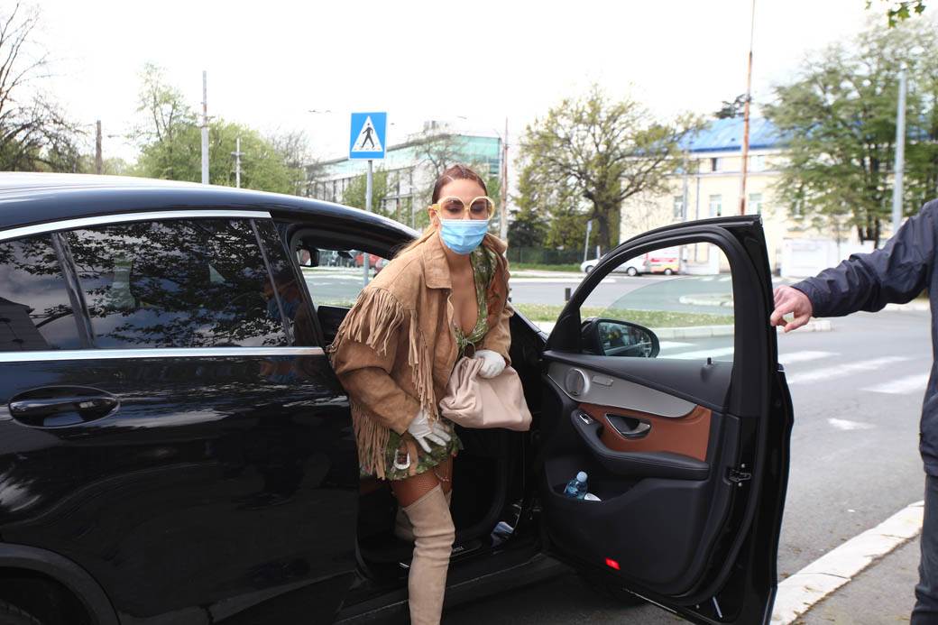 Ana Nikolić dekolte i minić, ali nosi zaštitnu masku FOTO