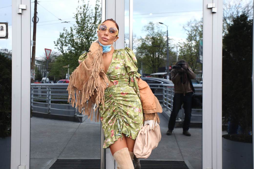 Ana Nikolić dekolte i minić, ali nosi zaštitnu masku FOTO