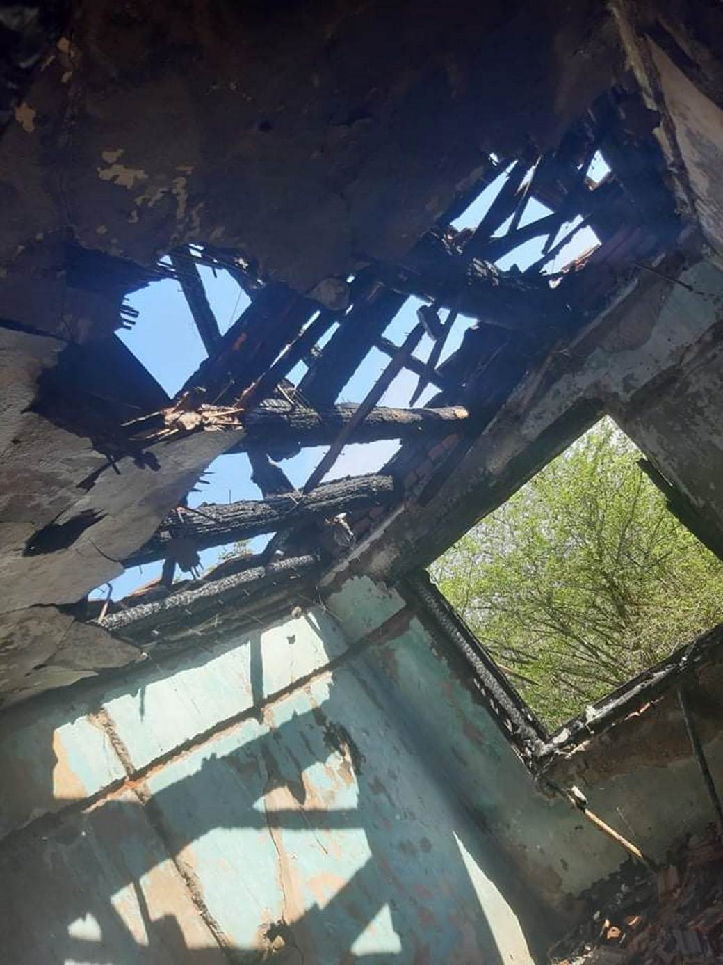 Kosovo Srbi zapaljena srpska kuća kod Obilića Crkvena Vodica zaseok Janina voda