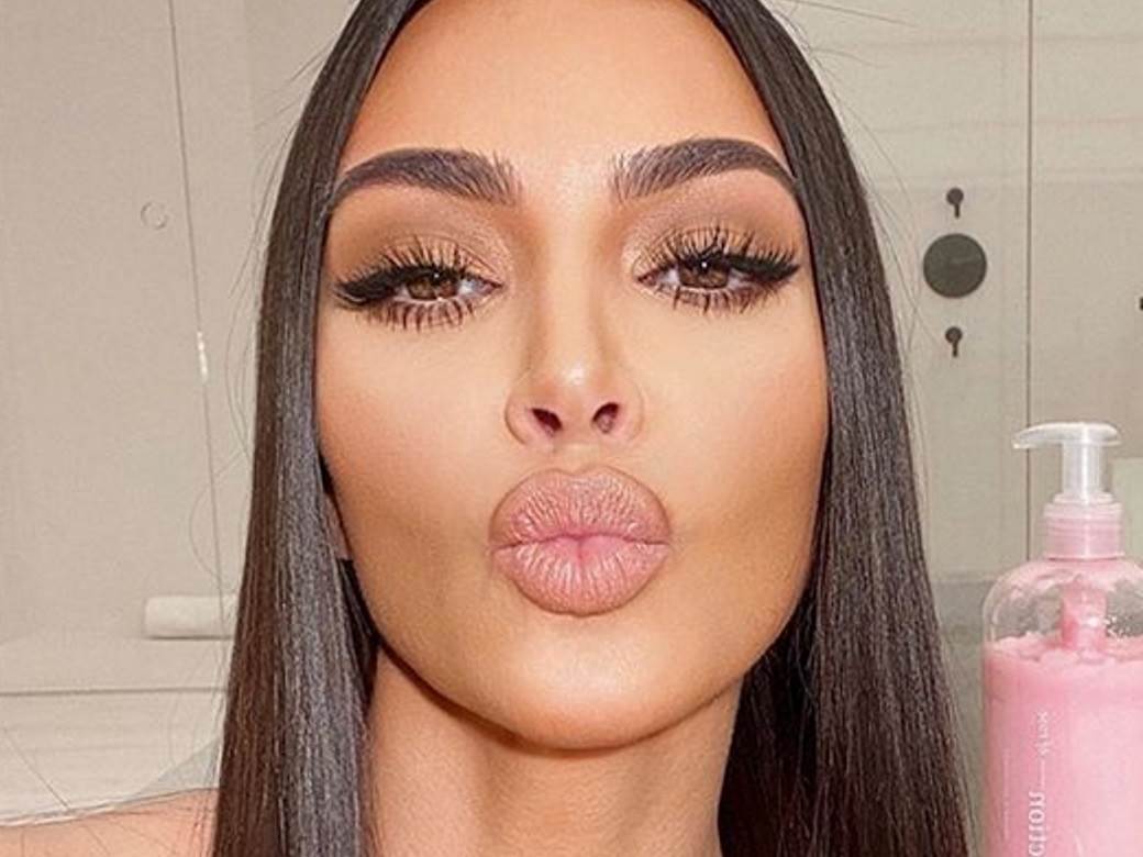 kim kardasijan proslavila bozic elegantno izdanje haljina