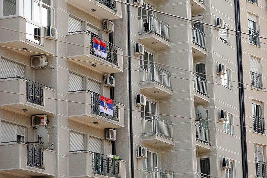 Zastave Srbije na prozorima i balkonima u Beogradu FOTOGRAFIJE