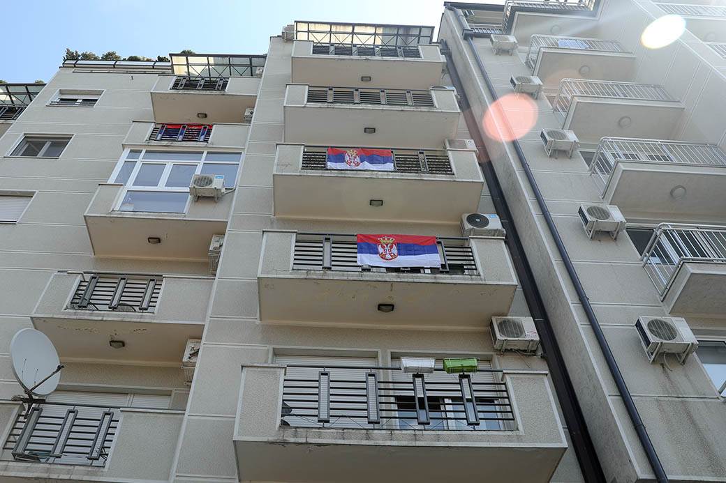 Zastave Srbije na prozorima i balkonima u Beogradu FOTOGRAFIJE