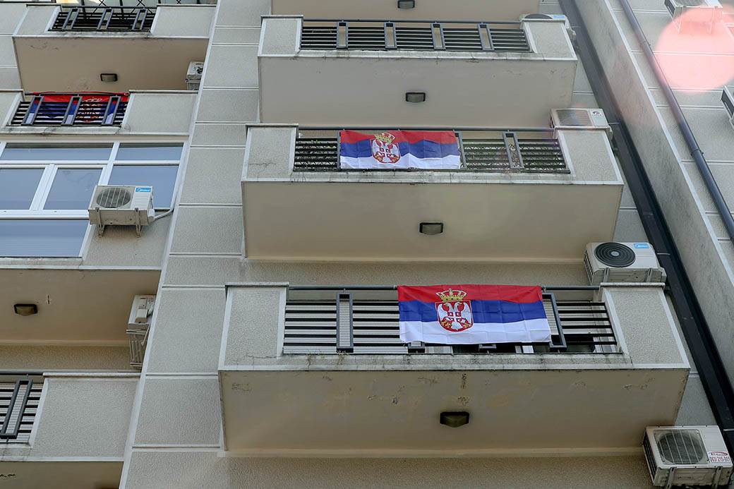 Zastave Srbije na prozorima i balkonima u Beogradu FOTOGRAFIJE