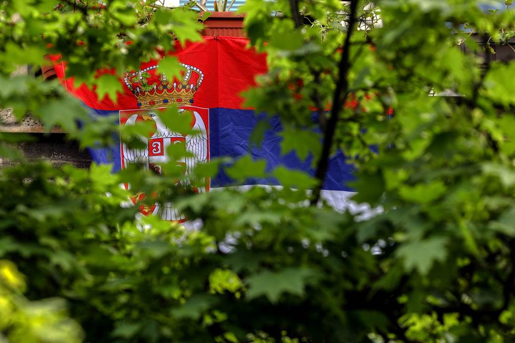 Zastave Srbije na prozorima i balkonima u Beogradu FOTOGRAFIJE