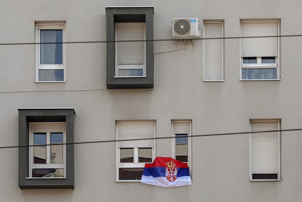 Zastave Srbije na prozorima i balkonima u Beogradu FOTOGRAFIJE
