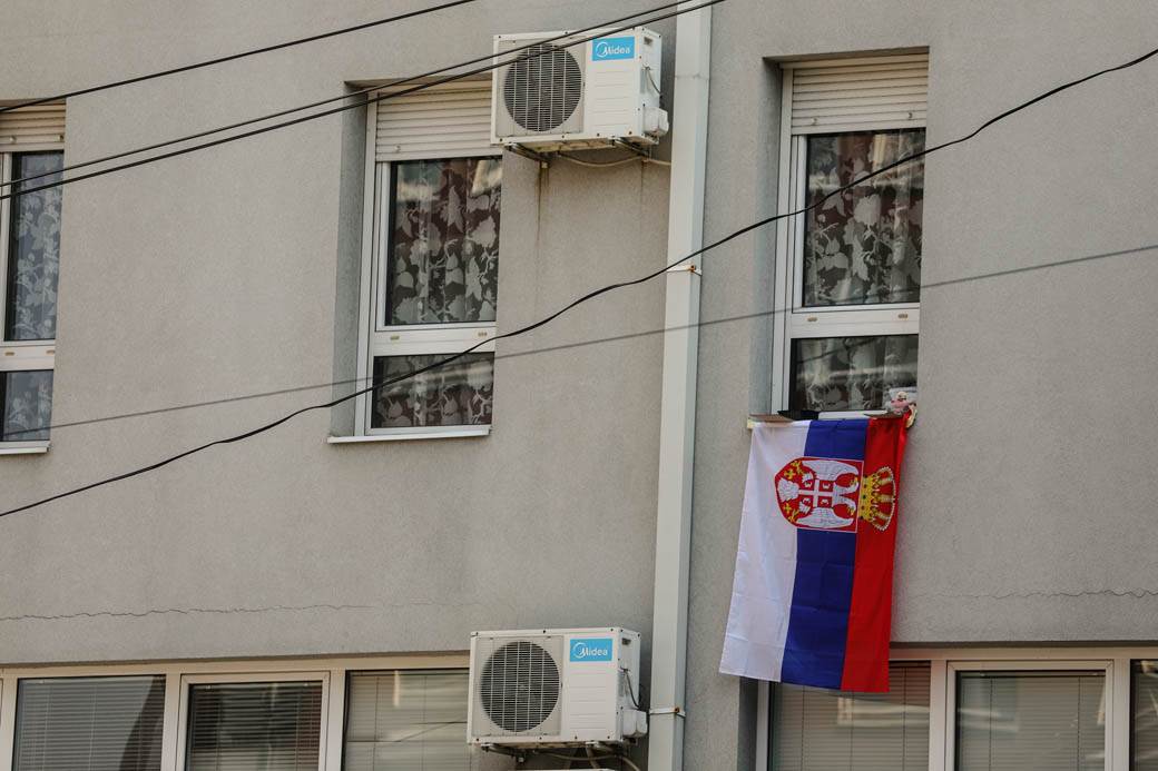 Zastave Srbije na prozorima i balkonima u Beogradu FOTOGRAFIJE
