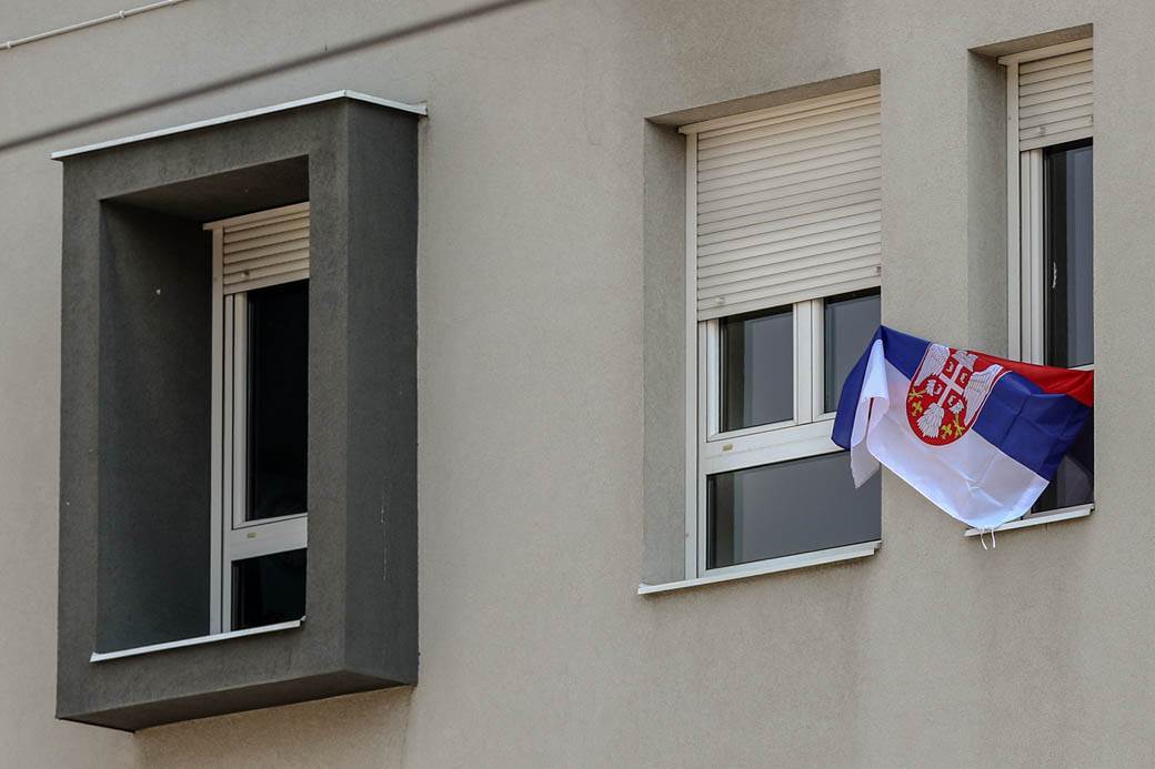 Zastave Srbije na prozorima i balkonima u Beogradu FOTOGRAFIJE