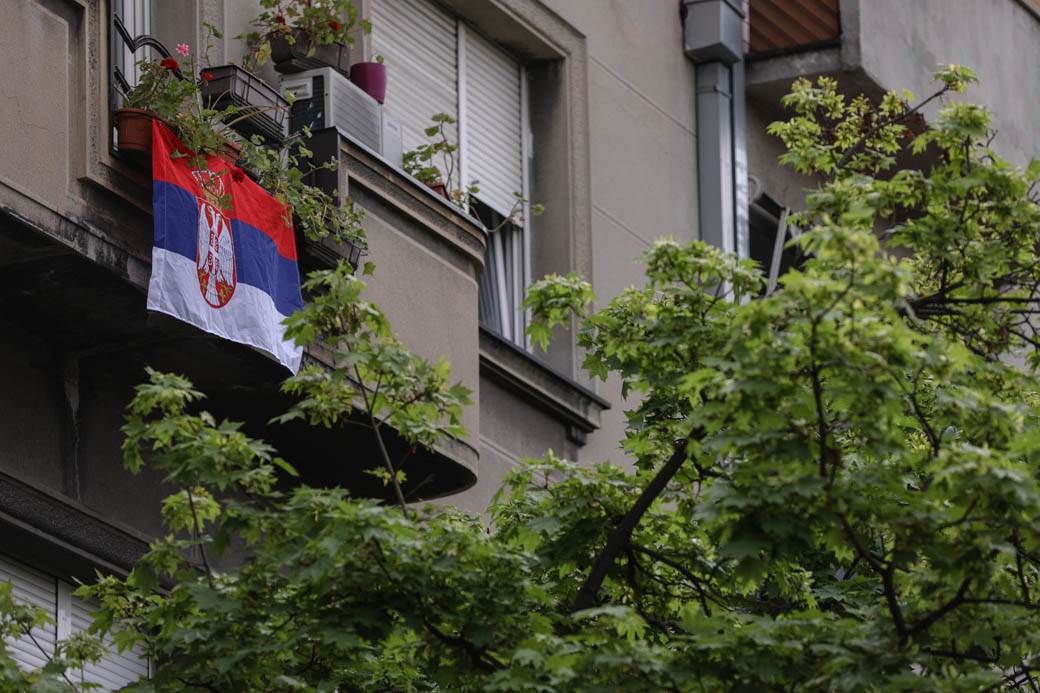 Zastave Srbije na prozorima i balkonima u Beogradu FOTOGRAFIJE